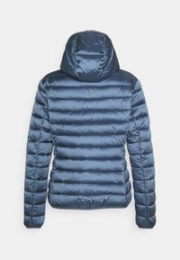 Navyblauer Puffermantel mit horizontalem Steppmuster und abnehmbarem Kapuze. Glattes, glänzendes Material mit elastischen Bündchen und Saum.