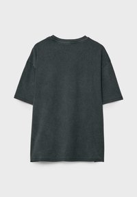 Czarnoszary bawełniany t-shirt z krótkimi rękawami, okrągłym dekoltem i luźnym krojem. Tkanina ma lekko zużytą fakturę. Widok z tyłu.