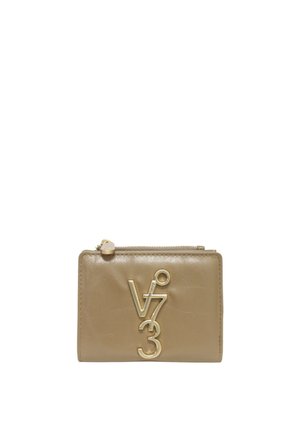 Portafoglio in pelle beige con logo dorato sulla parte anteriore, chiusura con zip e texture liscia. Forma rettangolare compatta.