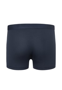 Dunkelblaue Boxershorts aus glattem Material, die einen enganliegenden Schnitt und einen weichen Gummibund haben. Keine sichtbaren Muster oder zusätzlichen Details.