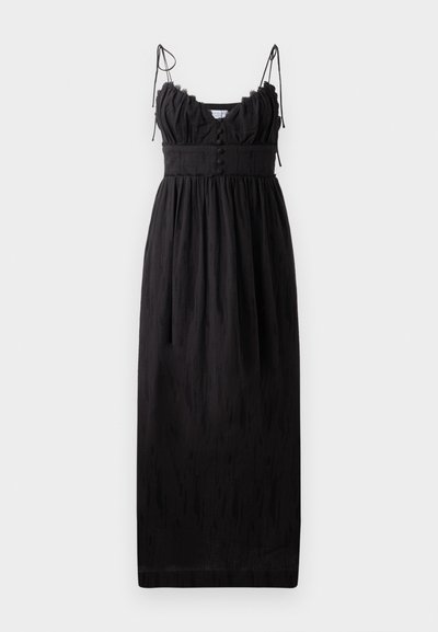 Čierna maxi šaty s tenkými nastaviteľnými ramienkami, volánovým výstrihom a gombíkovými detailmi v oblasti pásu. Vyrobené z ľahkej látky s jemnou textúrou.