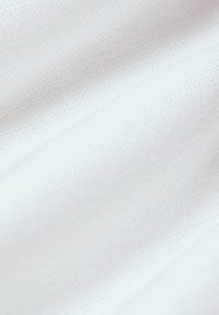 Biała tkanina o gładkiej fakturze i subtelnym wzorze tkanym, charakteryzująca się miękkim spadaniem i naturalnym odbiciem światła na jej powierzchni.