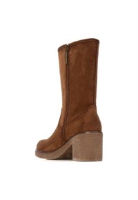 Stivale alla caviglia in suede marrone con cerniera laterale, punta leggermente rotonda e tacco chunky texturizzato. Fodera interna liscia visibile.