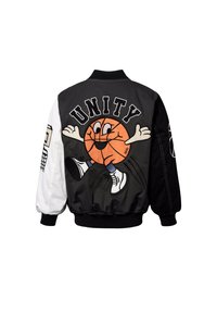 Sort og hvid varsity-jakke med en tegneserie-basketballfigur iført sneakers og teksten "UNITY" på ryggen.