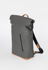 Grau roll-top Rucksack aus glattem Material, mit einer vorderen Reißverschlusstasche, tanfarbenen Lederelementen und verstellbaren schwarzen Trägern.