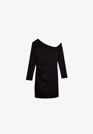 Schwarz, schulterfreies Kleid mit dreiviertelarmen, das eine drapierte Front und eine glatte, weiche Stofftextur aufweist.