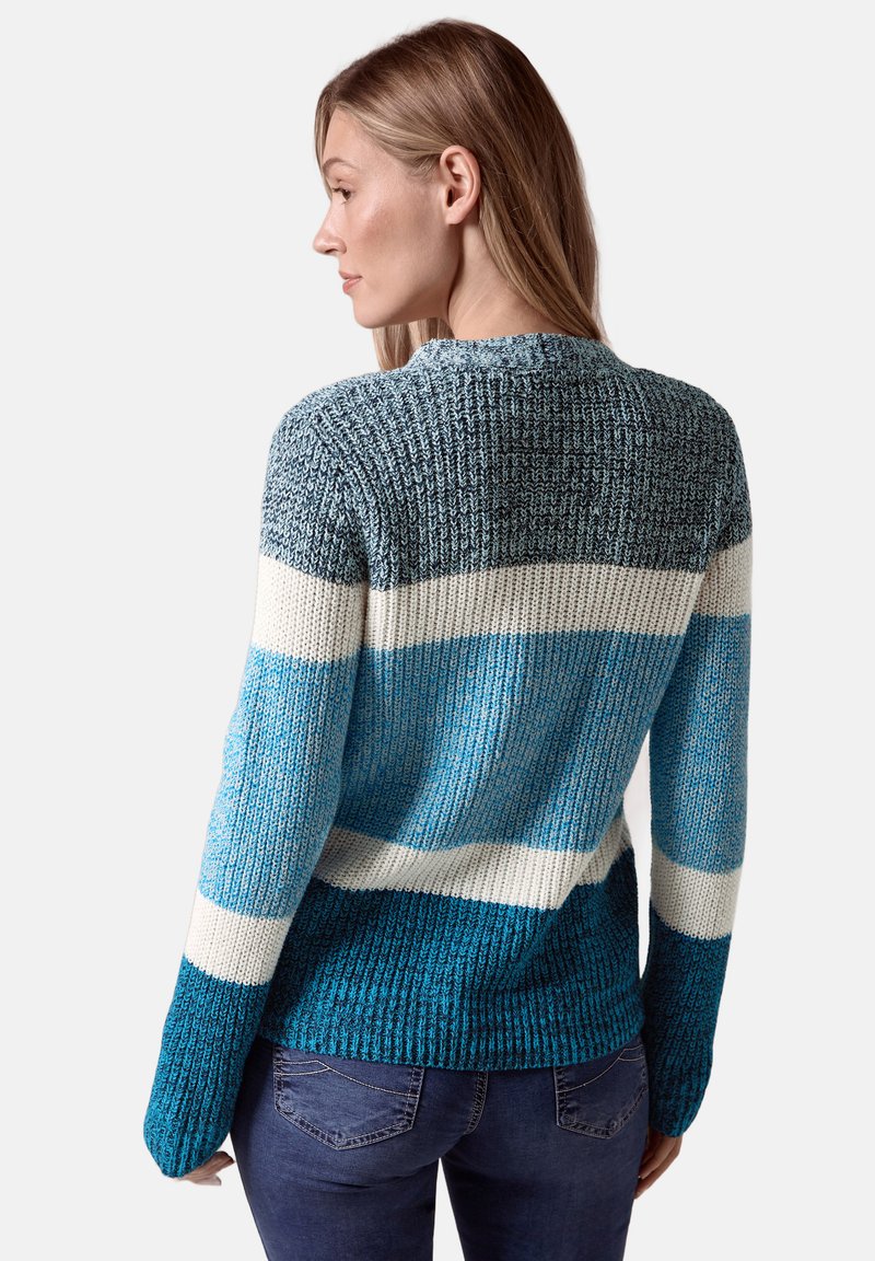 Stickad tröja med blå, teal och vita ränder, texturerat material, rund halsringning och ribbade ärmslut och nederkant.