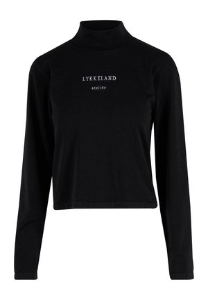 Crni longsleeve turtleneck top izrađen od mekog materijala, sa skraćenim dizajnom i prednjim natpisom "LYKKELAND atelier" u svijetlom fontu.