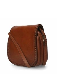 Borsa a tracolla in pelle marrone con bordi intrecciati, forma arrotondata, patta frontale e tracolla regolabile. Presenta una cerniera per una chiusura sicura.