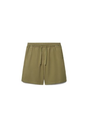 Pantaloncini casual verde oliva con vita elastica, coulisse regolabile e due tasche laterali, mostrati su sfondo bianco.