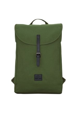 Sac à dos rectangulaire vert avec rabat sécurisé par une sangle à boucle noire et un petit écusson logo en bas au centre.