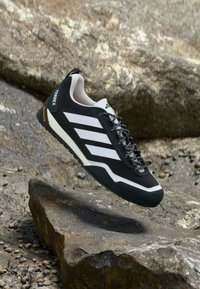 Δεν επιλέχθηκε, core black/footwear white