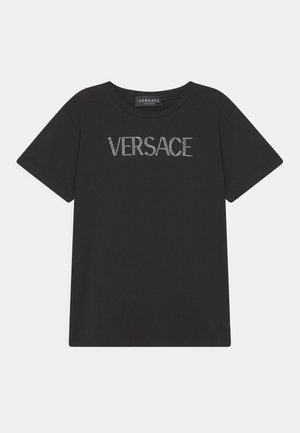 Sort kortærmet T-shirt med rund halsudskæring med "VERSACE" stavet med små hvide rhinsten hen over brystet.