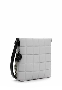 Borsa a spalla grigia trapuntata con tracolla nera. Presenta una finitura testurizzata, hardware decorativo e un accento intrecciato.