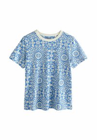 Blå t-shirt med blomstermønster, korte ærmer, rund halsudskæring og hvide accenter. Materialet ser blødt og let ud.