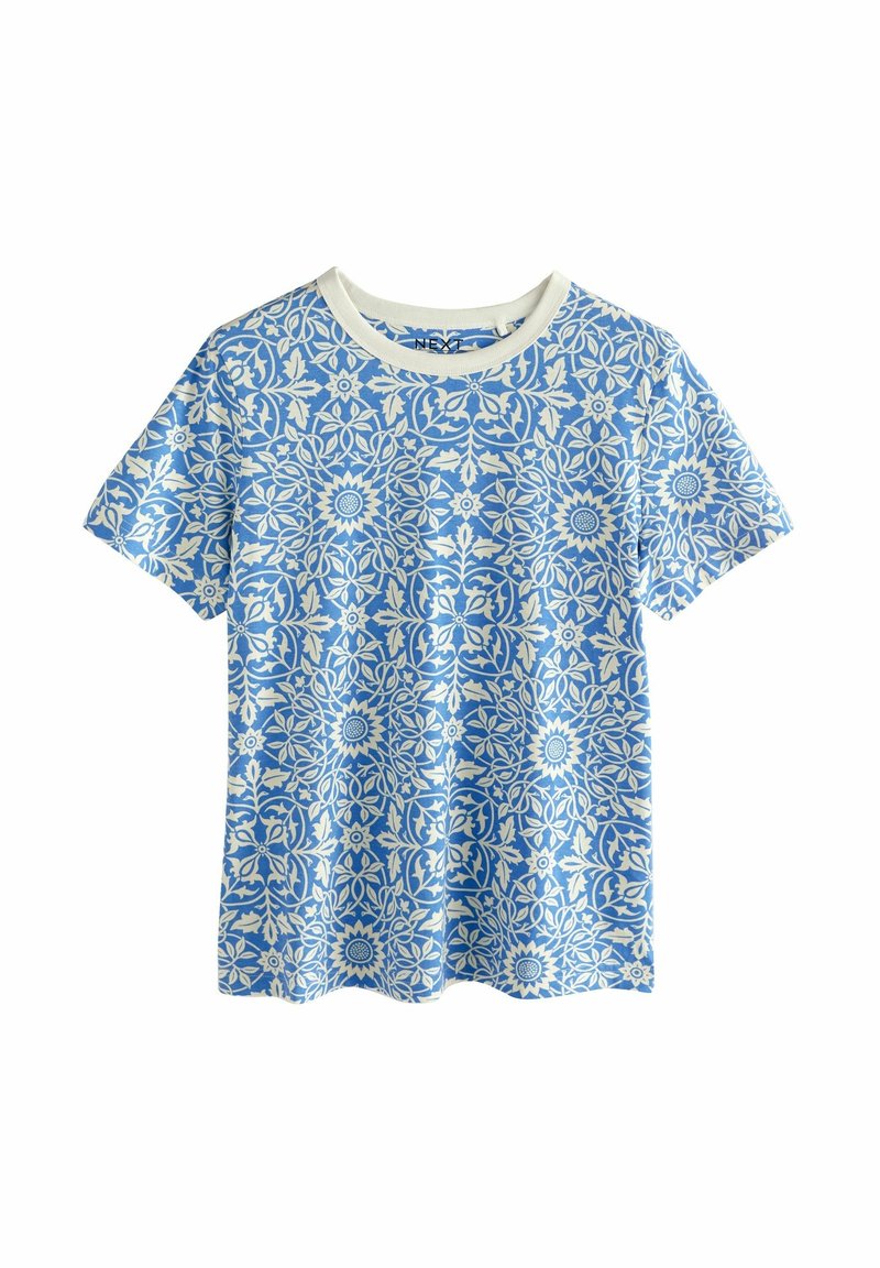Blå t-shirt med blomstermønster, korte ærmer, rund halsudskæring og hvide accenter. Materialet ser blødt og let ud.