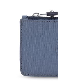 Blaues Stoffportemonnaie mit strukturierter Oberfläche, das einen silbernen Reißverschluss und ein rundes Logo-Emblem auf der Vorderseite aufweist. Die Kanten sind sorgfältig genäht.