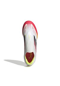 Weiße und rote Sportschuhe mit glatter Textur, schwarz akzentuiert, runde Form und leuchtend gelbem Innenfutter. F30-Logo sichtbar.