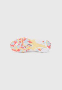 Semelle de sneaker multicolore avec une base jaune, des motifs floraux bleus et rouges. Surface texturée avec des éléments en caoutchouc pour l'adhérence.