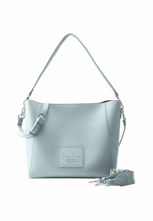 Sac à bandoulière en cuir bleu clair avec une surface texturée, doté d'une sangle amovible et d'une étiquette de marque rectangulaire sur le devant.