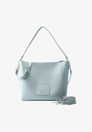 Sac à bandoulière en cuir bleu clair avec une surface texturée, doté d'une sangle amovible et d'une étiquette de marque rectangulaire sur le devant.