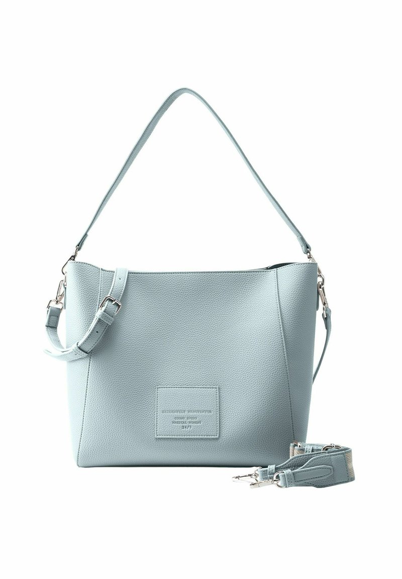 Sac à bandoulière en cuir bleu clair avec une surface texturée, doté d'une sangle amovible et d'une étiquette de marque rectangulaire sur le devant.