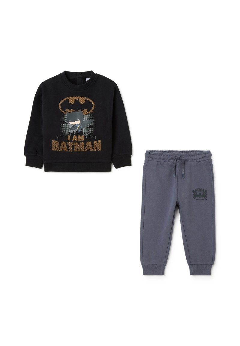 Sudadera negra con gráfico "SOY BATMAN" y pantalones de chándal grises con el logo de Batman. Presenta una cinturilla elástica y tobillos ajustados. Material suave.