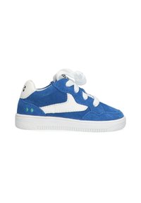 Blauwe suède sneakers met witte accenten, ronde neus, witte veters en een gestructureerde zool. Heeft twee groene stippen op de hiel.