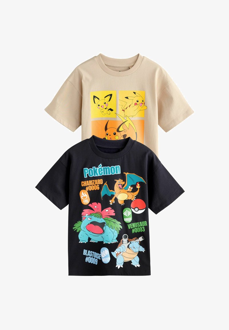 Deux chemises à manches courtes avec des motifs Pokémon ; une beige avec Pikachu et Pichu, une noire avec Dracaufeu, Herbizarre et Tortank avec texte.