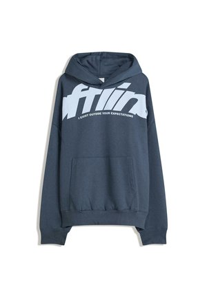 Sweat à capuche bleu foncé avec un grand motif blanc sur le devant. Il comprend une poche kangourou et des poignets et un ourlet côtelés. Texture de tissu douce.