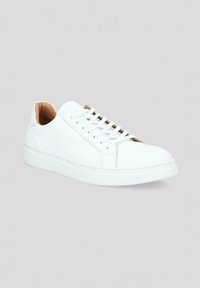 Białe skórzane sneakersy o gładkim wykończeniu, zaokrąglonym nosku i sznurowanym przodzie. Posiadają kontrastowe beżowe wnętrze oraz grubą białą podeszwę.