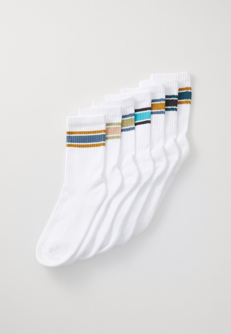 Calzini bianchi di cotone con texture a coste, caratterizzati da vari motivi a strisce colorate in blu, verde, beige, nero e arancione sui polsini.
