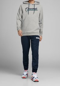 Jack & Jones Felpa con cappuccio - light grey