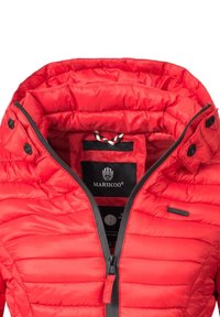 Veste rouge matelassée avec col montant, texture matelassée, double bouton noir, fermeture éclair grise et étiquette intérieure avec logo. Comprend une capuche à cordon de serrage.