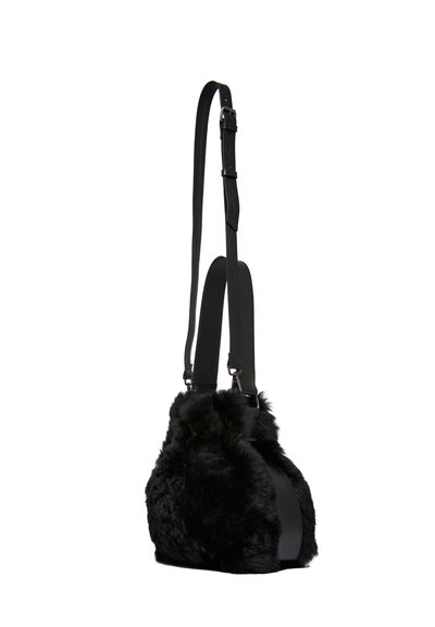 Borsa a spalla in pelliccia sintetica nera con dettagli in pelle liscia, forma arrotondata, tracolla regolabile e una trama morbida. Ideale per un uso casual.