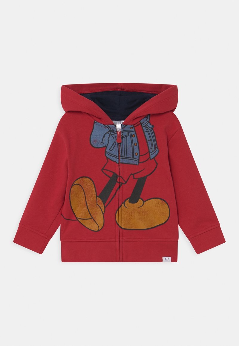 Veste à capuche rouge pour enfants avec fermeture éclair à l'avant, ornée d'un grand motif d'un personnage portant une veste en jean et de grandes chaussures jaunes.