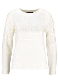 Pull en tricot blanc avec motifs torsadés et texturés mélangés, manches longues et encolure ronde.