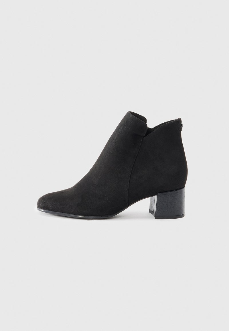 Stivali ankle in suede neri con punta affusolata, tacco a blocco basso e design con ritagli alla caviglia per un look moderno.