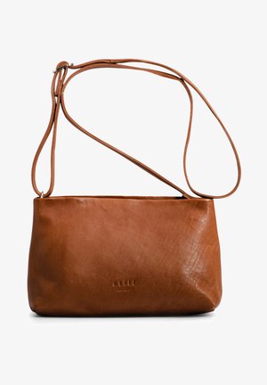 Brązowa skórzana torba crossbody o gładkiej fakturze, prostokątnym kształcie i regulowanym pasku. Z przodu widnieje wytłoczona nazwa marki.