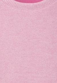 Maglione rosa a coste con scollo rotondo, texture morbida e righe verticali equidistanti in un leggero materiale a maglia.