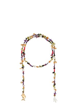 Kolorowy naszyjnik z koralików z nieregularnymi kamieniami, z złotym wisiorkiem w kształcie delfina na jednym końcu i białym wisiorkiem w kształcie dłoni na drugim.