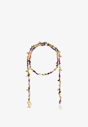 Mehrfarbige Perlenkette mit unregelmäßigen Steinen, die an einem Ende einen goldenen Delfinanhänger und am anderen Ende einen weißen handförmigen Anhänger hat.