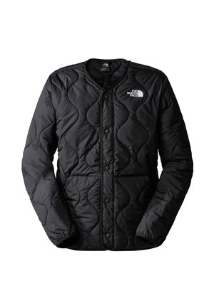 Svart vadderad jacka med rund hals, fram knappstängning och logotyp på vänster bröst. Har två sidofickor och elastiska muddar.