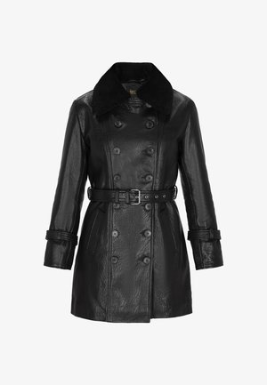 Melna ādas trenča mētelis ar faktūras apdari, divrindu pogas, plašu apkakli un jostu viduklī. Iekļauj divas sānu kabatas.