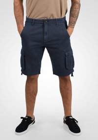 Marineblaue Cargo-Shorts aus Baumwolle, mit vier Taschen, Knopfverschluss und verstellbarem Bund. Glatte Textur mit genähten Akzenten.