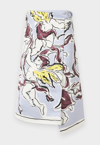 Φούστα τύπου wrap με παστέλ μπλε φόντο που απεικονίζει αγγελούδια με κίτρινα φτερά και ρέουσες κόκκινες κορδέλες σε επαναλαμβανόμενο μοτίβο.