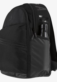 Fekete hátizsák, több cipzáras rekesszel, letisztult kialakítással, és egy oldalzsebbel, amelyben egy fekete kulacs található.