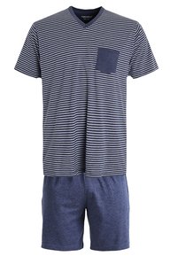 Completo due pezzi blu navy con camicia a righe a maniche corte e scollatura a V, dotata di taschino sul petto, e pantaloni corti blu navy abbinati.