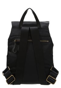 Černý batoh zobrazený zezadu s nastavitelnými polstrovanými ramenními popruhy, horním držadlem a vodorovnou kapsou na zip blízko vrchu.