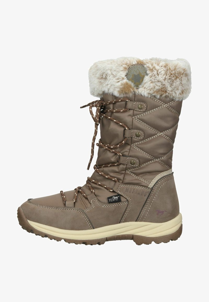 Bota marrón impermeable con collar de pelaje sintético, parte frontal con cordones, parte superior acolchada y suela de goma durable. Presenta ojales de metal y detalle de logo.